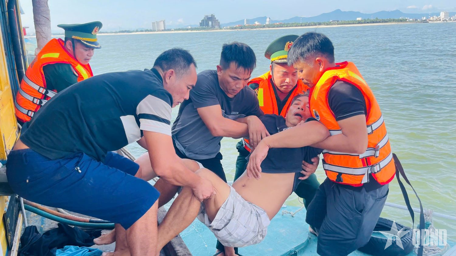 Đồn Biên phòng Nhật Lệ kịp thời cấp cứu ngư dân bị tai biến trên biển